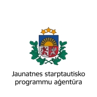 logo; skolas vidē ienāk jaunatnes darbinieks