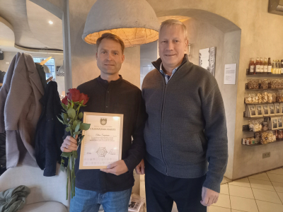 Cildinājuma balvas saņēmējs Artis Šuspāns kopā ar domes priekšsēdētāju Gundaru Važu