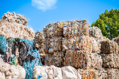 Plastmasa pudeļu kubi atkritumu poligonā