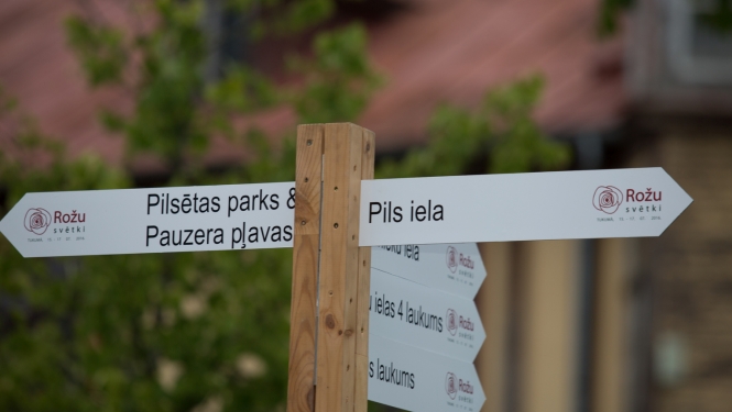 Pēdējās rozes ievīšana vainagā