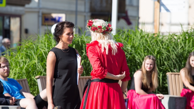 Pirmās rozes ievīšana Rožu vainagā