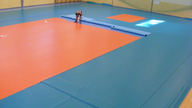 Irlavas sporta nama jaunais grīdas segums