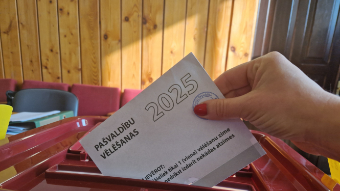 Vēlēšanu aploksne un urna