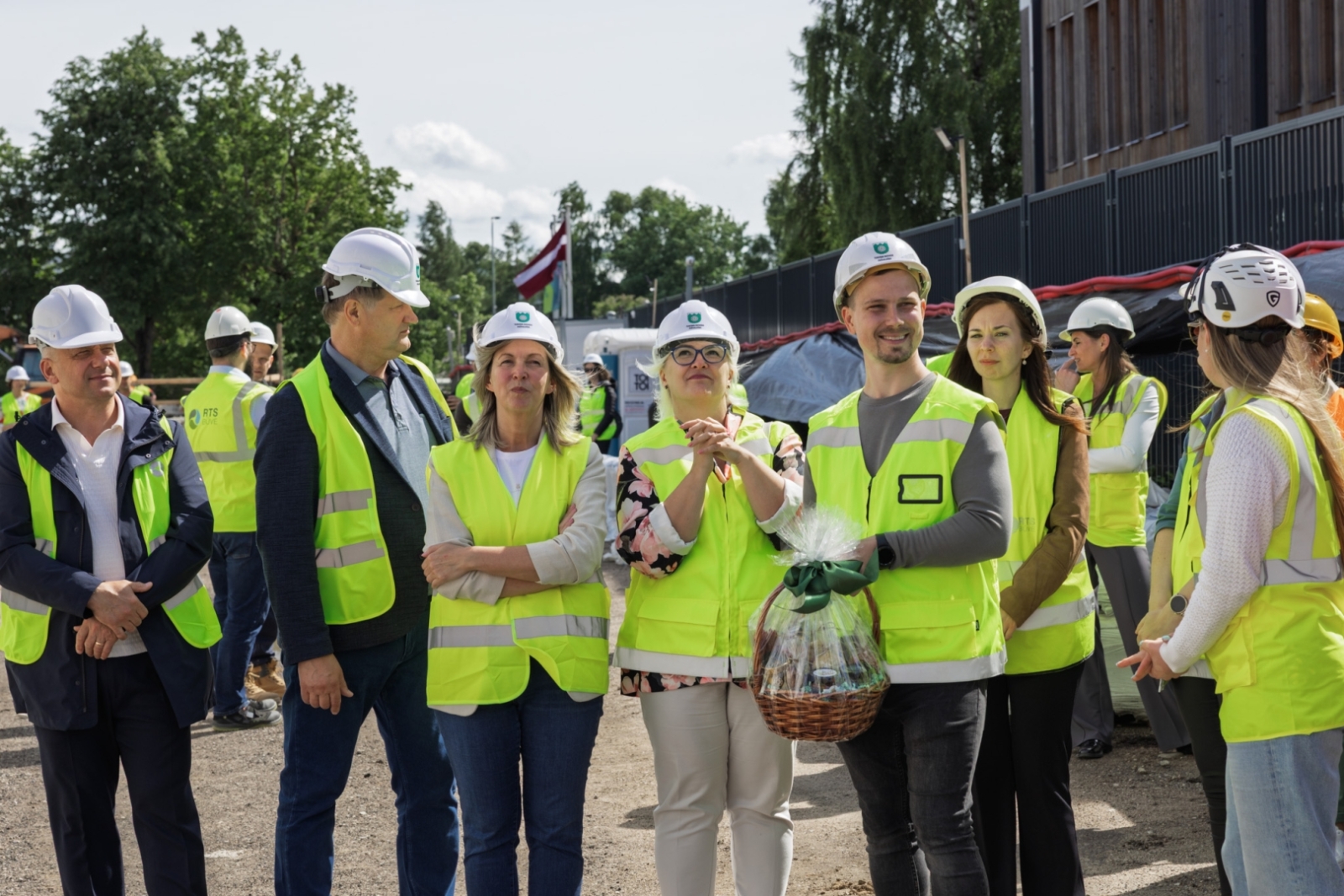Tukuma sporta manēža sasniedz nozīmīgu būvniecības posmu – nosvinēti spāru svētki un iemūrēta laika kapsula