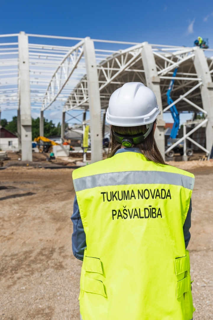 Tukuma sporta manēža sasniedz nozīmīgu būvniecības posmu – nosvinēti spāru svētki un iemūrēta laika kapsula
