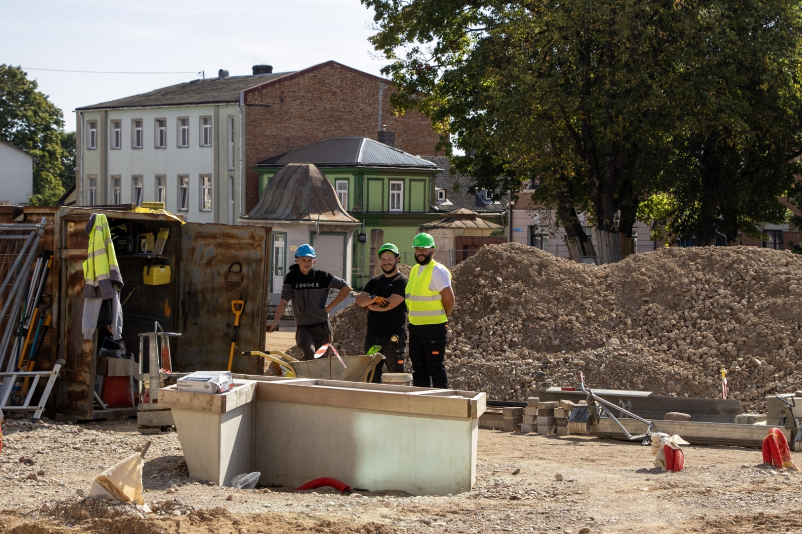 Tukuma pilsētas Brīvības laukuma pamatos iemūrēts vēstījums nākotnei; pārbūve turpinās