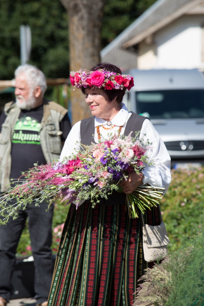 Pirmās rozes ievīšana Rožu vainagā