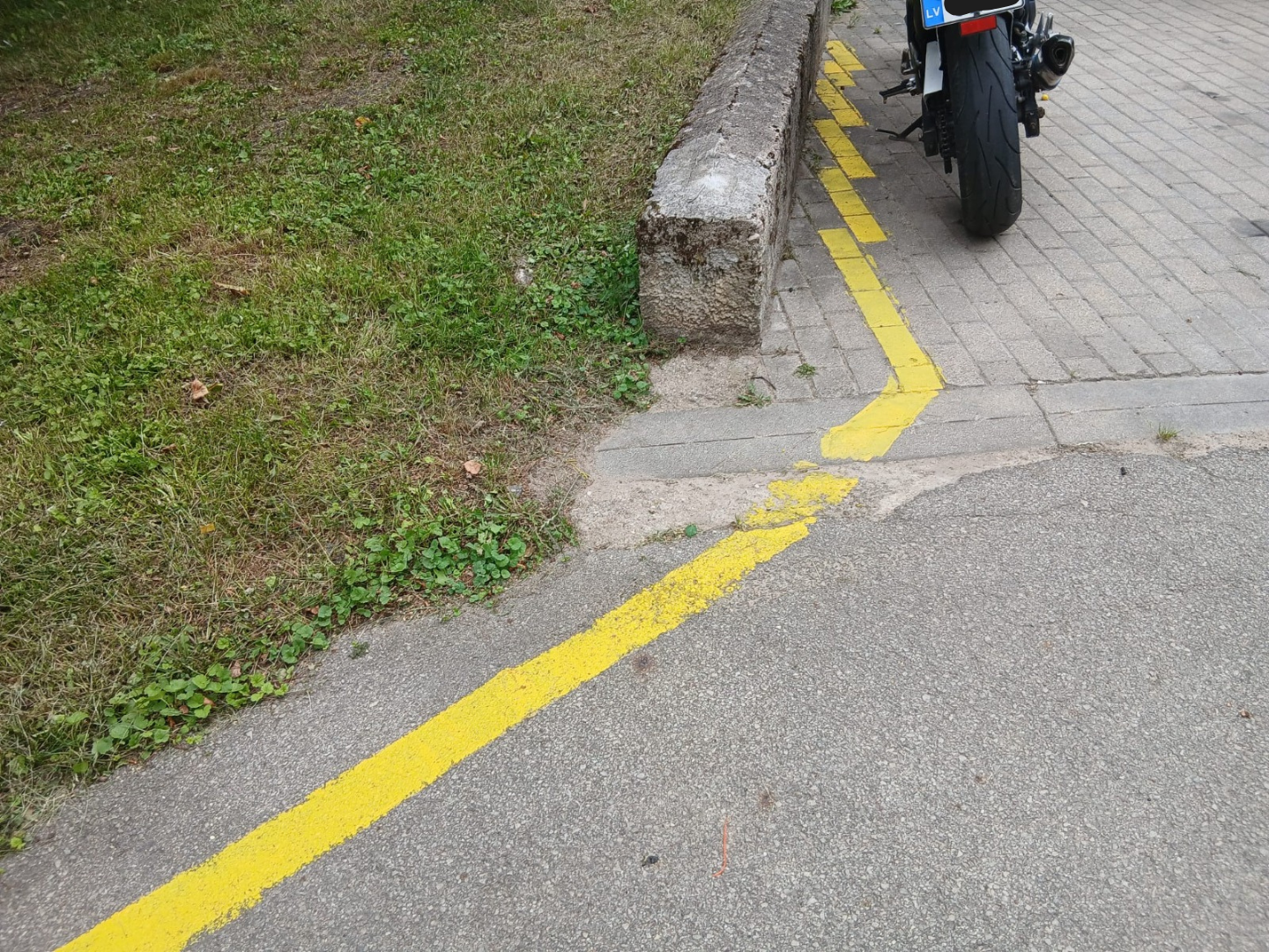 Patvaļīgi uzkrāsots ceļa apzīmējums uz brauktuves