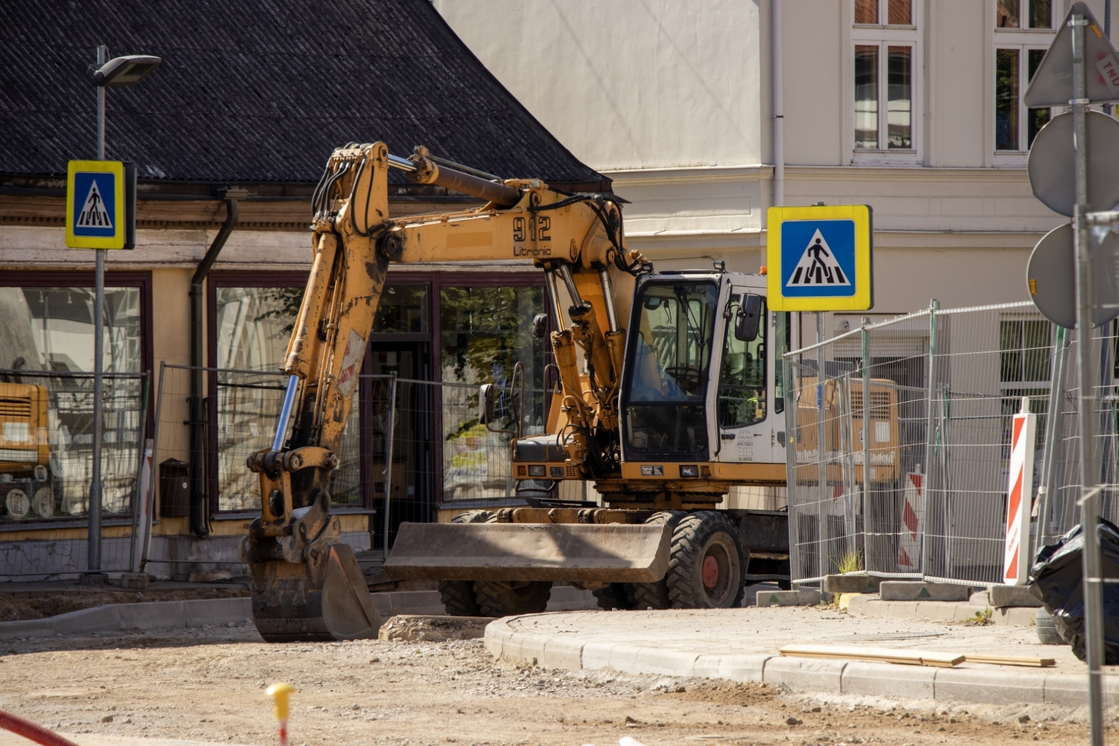 Tukuma pilsētas Brīvības laukuma pamatos iemūrēts vēstījums nākotnei; pārbūve turpinās