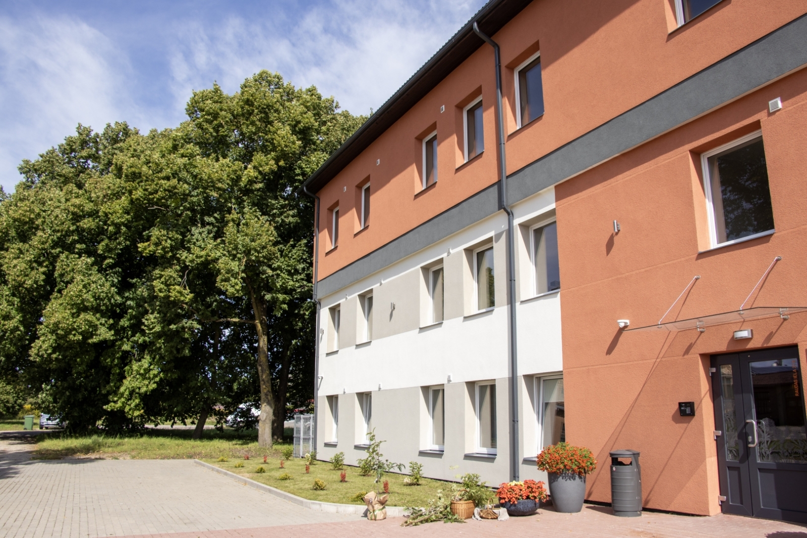 Raudas ielā 27b, Tukumā, atklāta moderna daudzdzīvokļu māja