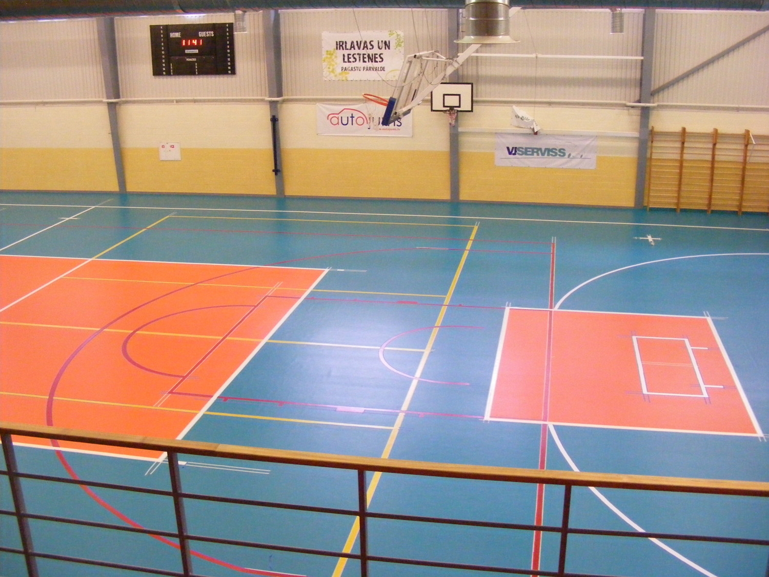 Irlavas sporta nama jaunais grīdas segums