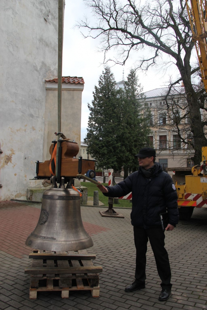Baznīcas tornī paceļ jauno zvanu