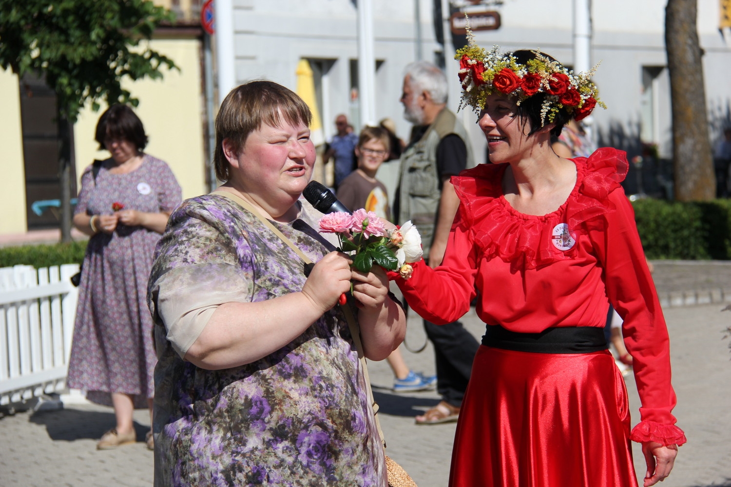 Pirmās rozes ievīšana Rožu vainagā