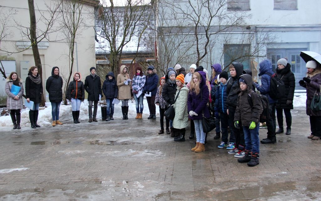 Kuroties atmiņu ugunskuram un malkojot karstu zāļu tēju,