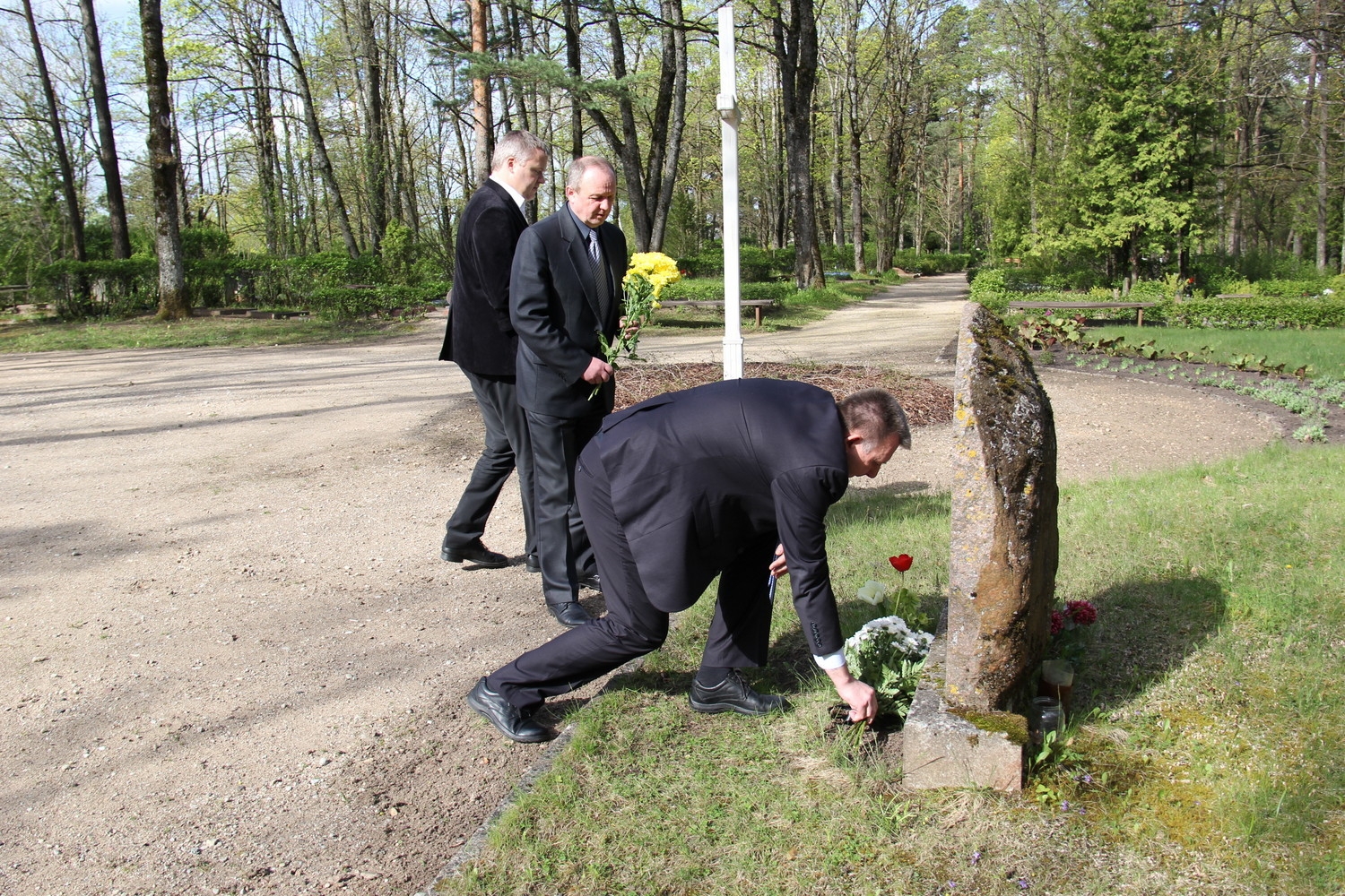 Tukuma novada Domes vadības ziedu nolikšana Otrā pasaules