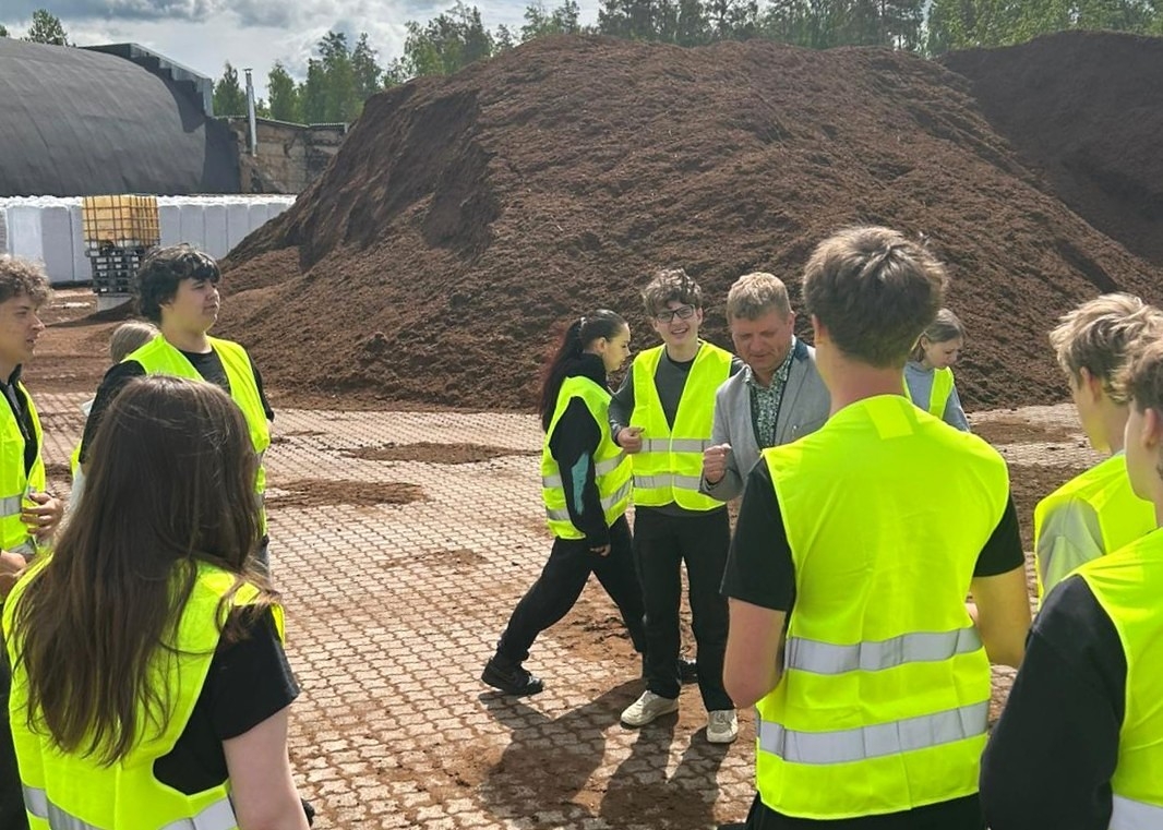 Tukuma jaunieši iepazīst uzņēmumus atvērto durvju dienā