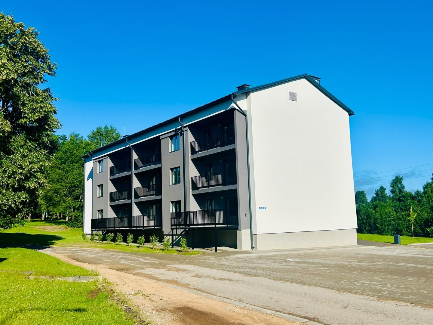 Daudzdzīvokļu īres māja Ezera ielā 6, Sēmē