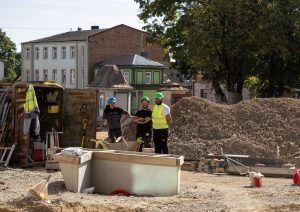 Tukuma pilsētas Brīvības laukuma pamatos iemūrēts vēstījums nākotnei; pārbūve turpinās