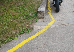 Patvaļīgi uzkrāsots ceļa apzīmējums uz brauktuves
