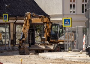 Tukuma pilsētas Brīvības laukuma pamatos iemūrēts vēstījums nākotnei; pārbūve turpinās