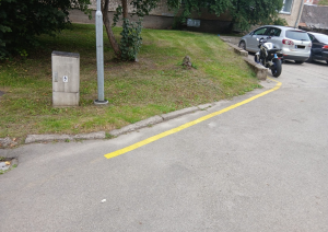 Patvaļīgi uzkrāsots ceļa apzīmējums uz brauktuves