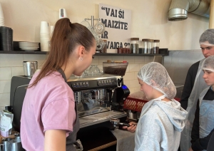 Tukuma jaunieši iepazīst uzņēmumus atvērto durvju dienā