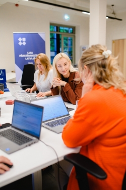 Ilustratīvs foto ar uzņēmējiem pie datoriem