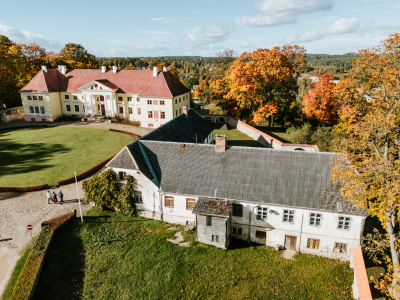 Durbes pils kalpu māja no putna lidojuma