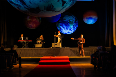 Skatuve pasākumam Visuma tematikā