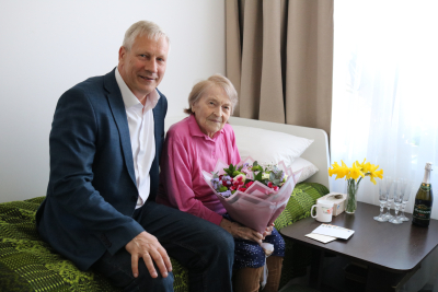 Pašvaldības priekšsēdētājs kopā ar jubilāri