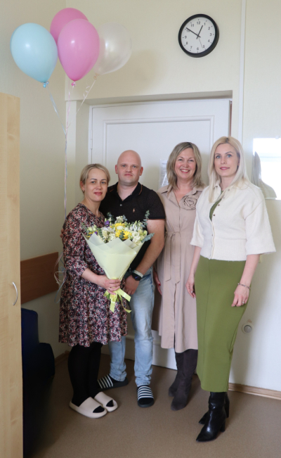 Jaunie vecāki kopā ar pašvaldības pārstāvēm