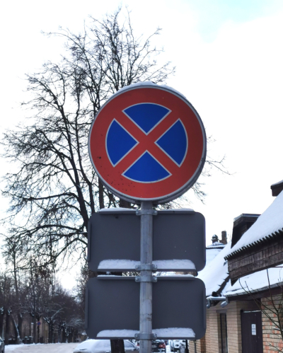 Apstāties aizliegts