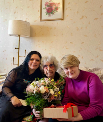 Gaviļniece kopā ar sveicējiem no pašvaldības