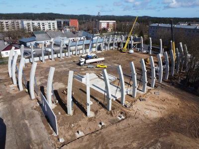 Sporta manēžas būvniecība procesā - skats no putna lidojuma.