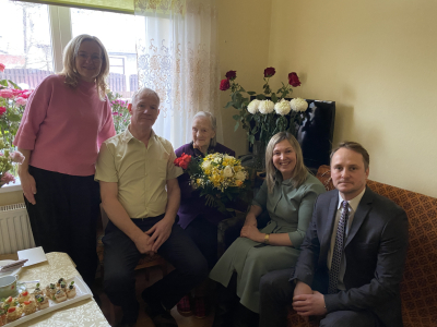 Kandavniece Marta Lietiņa kopā ar sveicēju pulku no pašvaldības.