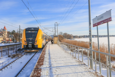 Vivi vilciens uz sliedēm ar sniegu fonā