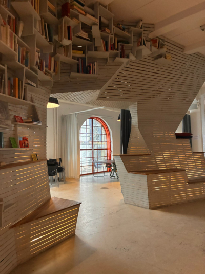 Grāmatu plaukts, kas papildus ir interjera dizains