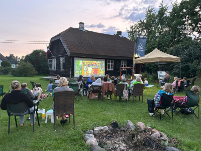Brīvdabas kino, kuru skatās personas krēslos