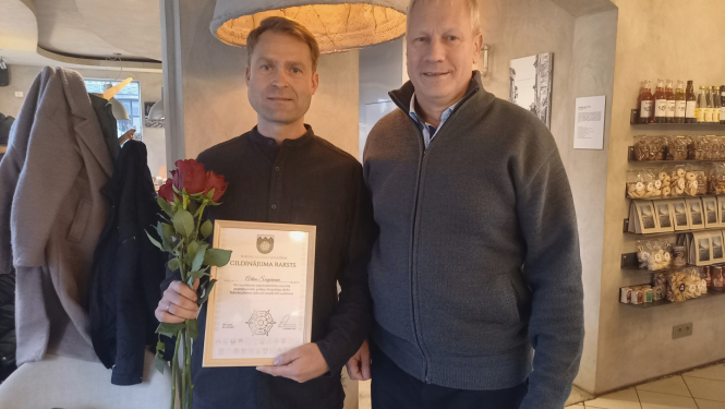 Cildinājuma balvas saņēmējs Artis Šuspāns kopā ar domes priekšsēdētāju Gundaru Važu