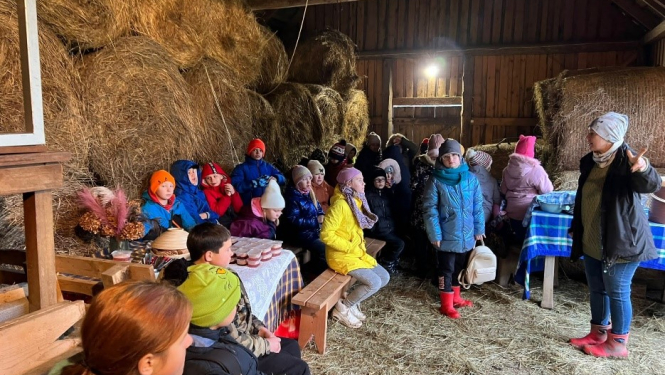 Skolēni viesojas saimniecībā