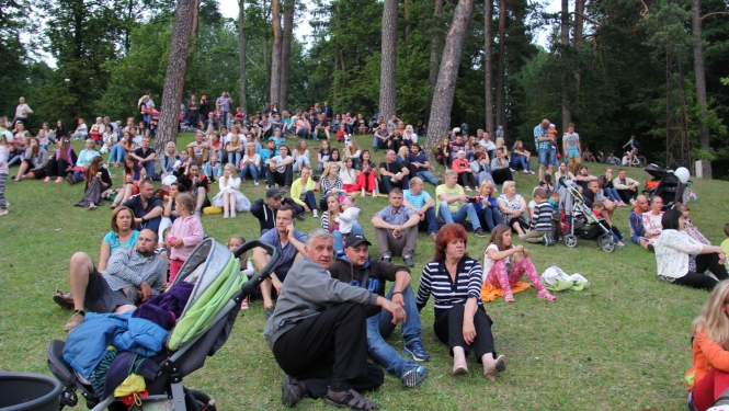 Tukuma pilsētas svētku 20 gadu jubilejas pasākums "Tukums kāpj kalnā" Durbes estrādē