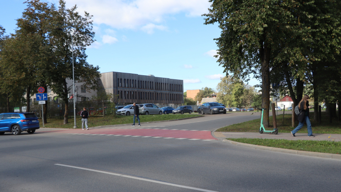 Iebrauktuve uz Tukuma 2. vidusskolas automašīnu stāvlaukumu