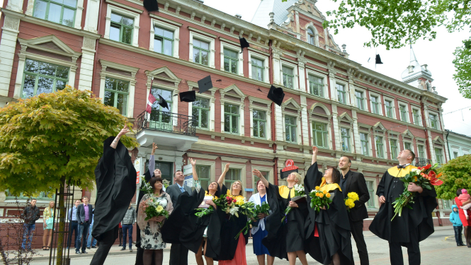 Rīgas Pedagoģijas un izglītības vadības akadēmijas studenti iegūst bakalaura grādu uzņēmējdarbībā