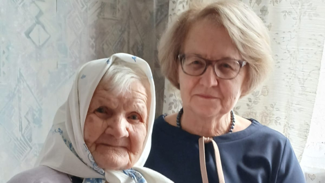 Simtgadniece Staņislava kopā ar meitu Annu