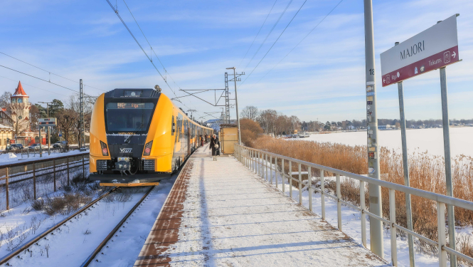 Vivi vilciens uz sliedēm ar sniegu fonā