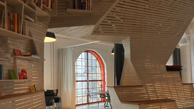 Grāmatu plaukts, kas papildus ir interjera dizains