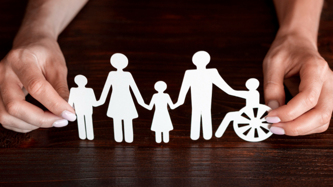 No papīra izgriezti dažādi cilvēciņi