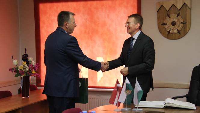 Ārlietu ministrs Tukumā pauž atbalstu pieminekļa izveidei Zigfrīdam Annai Meierovicam