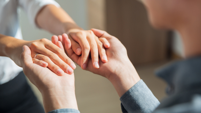 divi rokās sadevušies ciolvēki