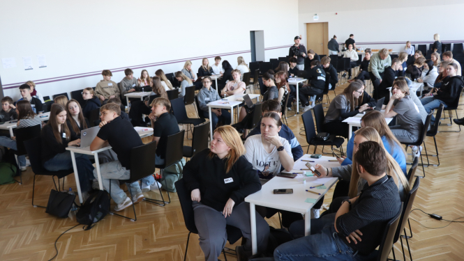 Hakatona dalībnieki darba procesā